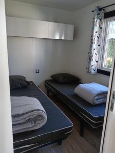 Una cama o camas en una habitación de MH 495 SALSA 2 chambres et 1 salle de bain dans camping 4 étoiles 10 fotos más