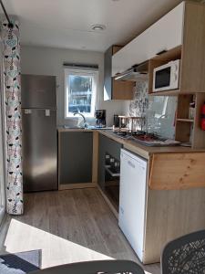 Una cocina o cocineta en MH 495 SALSA 2 chambres et 1 salle de bain dans camping 4 étoiles