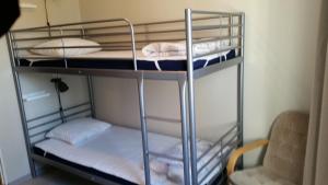 Säng eller sängar i ett rum på Strandterrassen Hostel