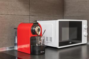 una cafetera roja y blanca junto a un microondas en Evasion chic au cœur de Béziers, en Béziers