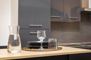 Una mesa con dos vasos y un jarrón encima. en Evasion chic au cœur de Béziers, en Béziers