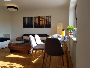 a kitchen and living room with a table and chairs at Ferienwohnung Schloßberg 1 in Peiting