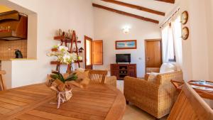 普佐伊杜S'imbucada Home - S'Anea Scoada的客厅配有带花瓶的桌子