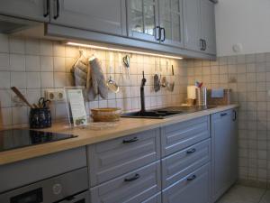a kitchen with white cabinets and a counter top at Ferienwohnung Gelhausen in Herbsleben