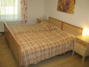 a bedroom with a bed with a plaid blanket at Ferienwohnung Gelhausen in Herbsleben