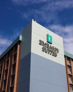 Embassy Suites by Hilton Denver Central Park的证书、奖牌、标识或其他文件