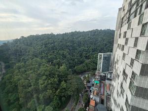 vistas a un bosque de árboles desde un edificio en QQQ hotel type room Empire Damansara, en Petaling Jaya 13 fotos más