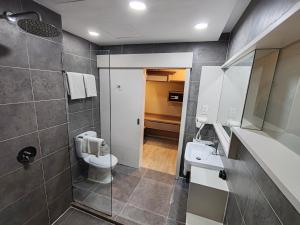 八打灵再也QQQ hotel type room Empire Damansara的带马桶和水槽的浴室 更多11张照片