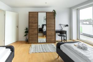 Postel nebo postele na pokoji v ubytování Penthouse-Maisonette - City Center, Highspeed Internet, Garage + 28 fotografií