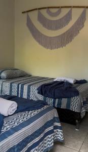 ポルト・セグロにあるSuíte Bem - centro de Caraívaの部屋に並んで置かれた2つのベッド +8枚の写真