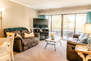 Posezení v ubytování The Loft at Ocean Creek Resort w Oceanfront Pool + 42 fotografií