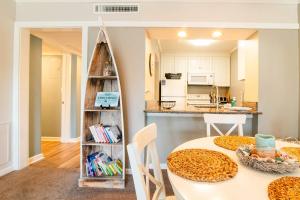 Kuchyň nebo kuchyňský kout v ubytování The Loft at Ocean Creek Resort w Oceanfront Pool