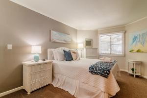 Postel nebo postele na pokoji v ubytování The Loft at Ocean Creek Resort w Oceanfront Pool
