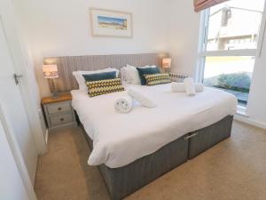 a large bed in a bedroom with a large window at Una, Lodge 77 in St Ives +30 photos