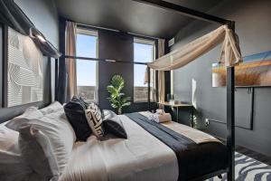 Ένα ή περισσότερα κρεβάτια σε δωμάτιο στο Cozy 1 King BR, Gym, Free Parking, 8mins Train +56 φωτογραφίες