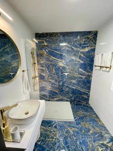 baño con lavabo y pared de mármol azul en Zagorka in Ogulin - Haus für 8-10 Personen, en Ogulin