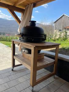 una mesa de madera con una olla encima en Zagorka in Ogulin - Haus für 8-10 Personen, en Ogulin 16 fotos más