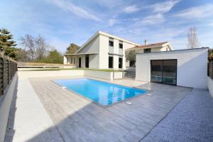 una piscina nel cortile di una casa di Villa 200m2 à 15 min du centre ville de Toulouse a Balma
