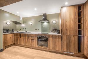 O bucătărie sau chicinetă la WhiskAwayHomes - Shaw Mews - Apartment 2 +22 fotografii