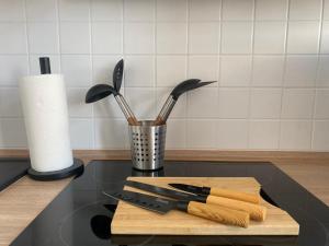 un mostrador con una tabla de cortar con utensilios. en Ferienwohnung Michelangelo NETFLIX, en Eisenach 7 fotos más