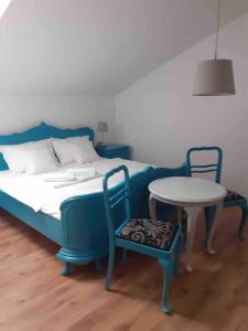 a bedroom with a bed and a table and chairs at Glam One Bedroom Duplex in Vila in city centre in Arad