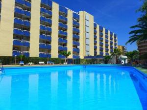 a large swimming pool in front of a building at Acogedor estudio en Salou in Salou