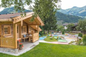 劳里斯Ferienhaus Fahrnberg的一个带游乐场的后院