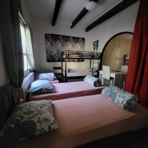 una stanza con tre letti in una stanza di bambou house x Jardin calme centre-ville a Marsiglia