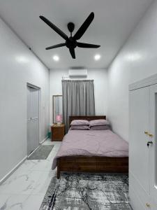 a bedroom with a bed and a ceiling fan at AF Barokah Homestay Unit 2 , Kuala Terengganu in Kuala Terengganu
