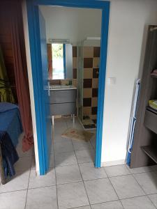 a bathroom with a sink and a mirror at Bungalow charmant à Château Gaillard avec piscine partagée in Le Moule