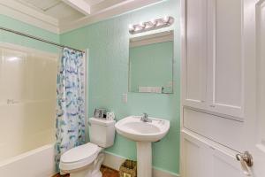 Ένα μπάνιο στο Walk to Beach Home with Hot Tub and Deck in Gilchrist +28 φωτογραφίες