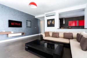TV a/nebo společenská místnost v ubytování Résidence Luxe avec Plage Privée