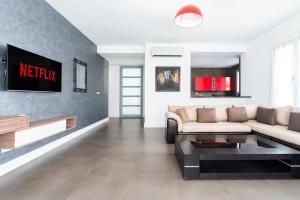 TV a/nebo společenská místnost v ubytování Résidence Luxe avec Plage Privée