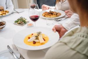 Comida en o cerca de este hotel