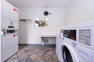 lavadero con lavadora y secadora en Anderson Inn, Anderson, Indiana, en Anderson