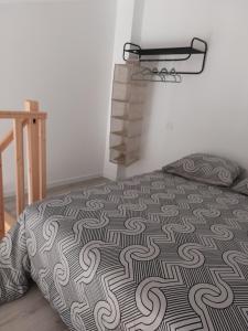 Giường trong phòng chung tại Studio Cosy - Proche MEETT 300m