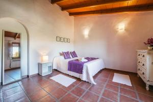 A bed or beds in a room at Villa Vinyes by Villa Plus Még 8 kép