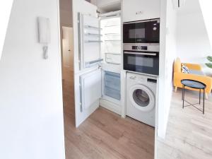 A kitchen or kitchenette at AKURA apartment, con aire acondicionado