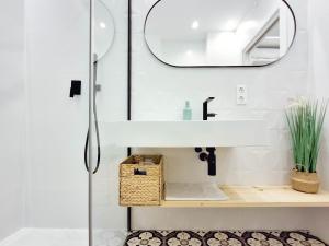 A bathroom at AKURA apartment, con aire acondicionado