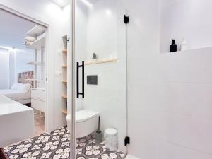 A bathroom at AKURA apartment, con aire acondicionado