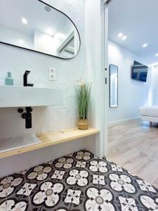 A bathroom at AKURA apartment, con aire acondicionado