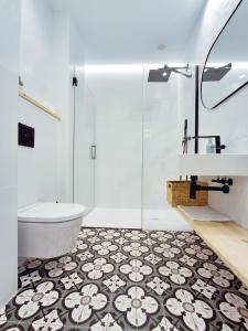 A bathroom at AKURA apartment, con aire acondicionado