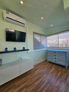 sala de estar con TV en la pared y vestidor en Casa Romeu by Sesimbra Sun Sea, en Sesimbra 39 fotos más