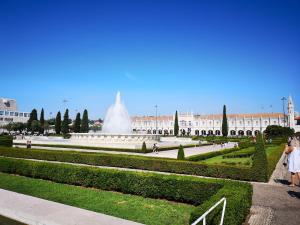 Un grupo de personas de pie frente a un edificio. en Casa Romeu by Sesimbra Sun Sea, en Sesimbra