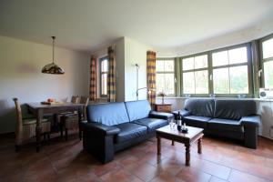 ein Wohnzimmer mit Sofa und Tisch in der Unterkunft Strandlöper in Wustrow