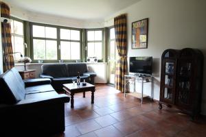 ein Wohnzimmer mit Sofa und Fernseher in der Unterkunft Strandlöper in Wustrow