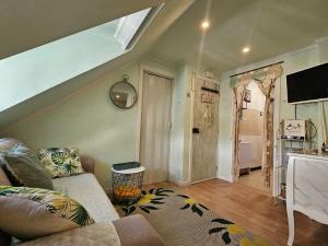 sala de estar con sofá y escalera en Casa Romeu by Sesimbra Sun Sea, en Sesimbra