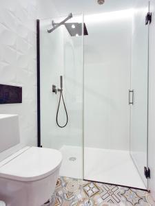 A bathroom at AKURA apartment, con aire acondicionado