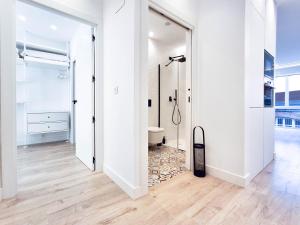 A bathroom at AKURA apartment, con aire acondicionado