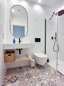 A bathroom at AKURA apartment, con aire acondicionado